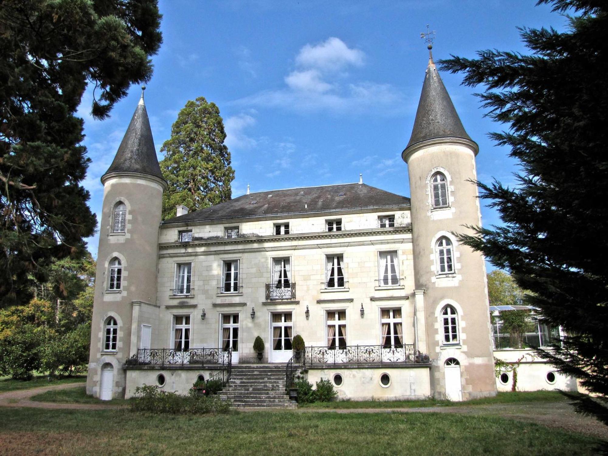 Chateau Les Vallees Tournon-Saint-Pierre Exterior photo