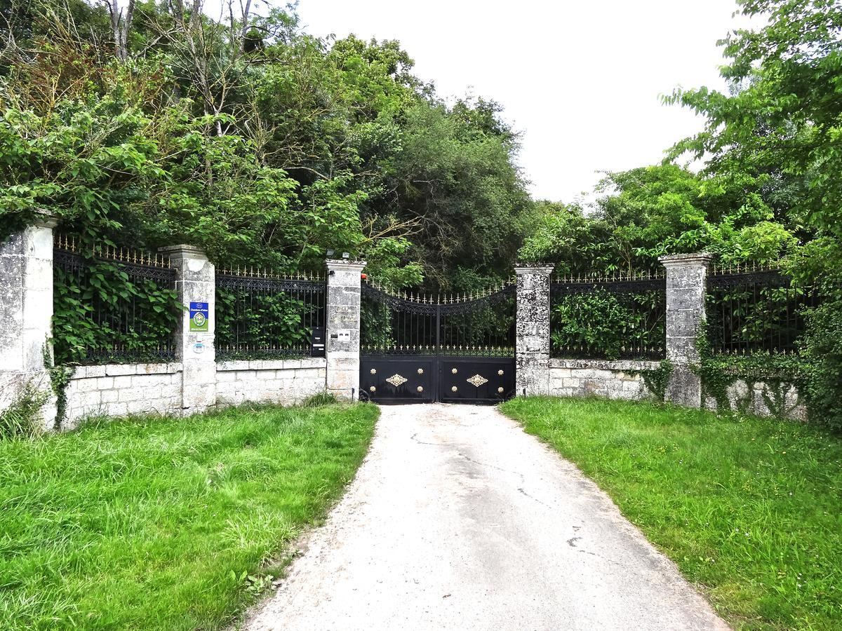 Chateau Les Vallees Tournon-Saint-Pierre Exterior photo