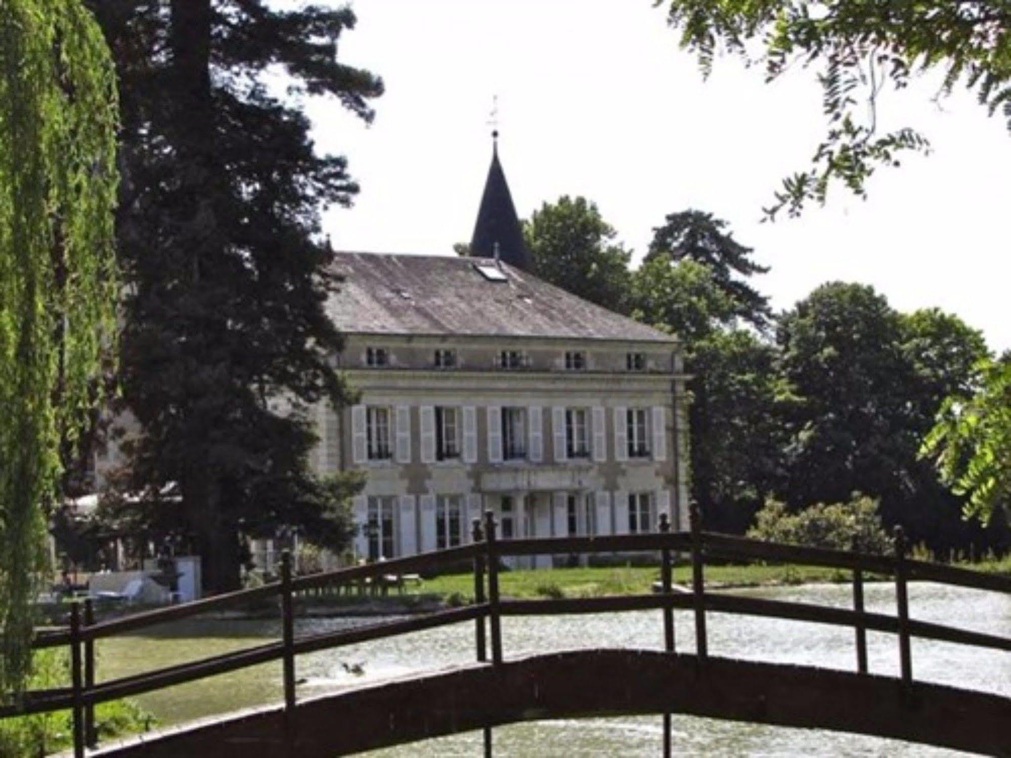 Chateau Les Vallees Tournon-Saint-Pierre Exterior photo